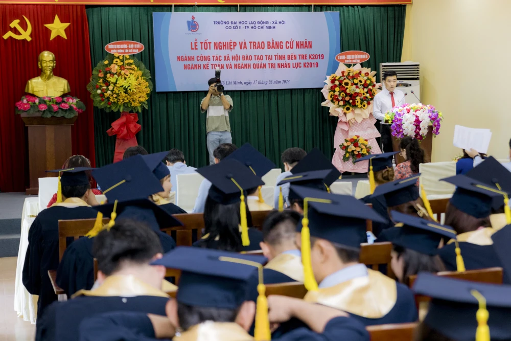 Thiện tập trung chụp phóng sự từ góc cao